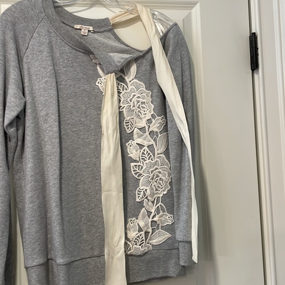 Ella Moss gray embriodered sweatshirt with peekaboo shoulder and bow, size xs - Picture 2 of 3